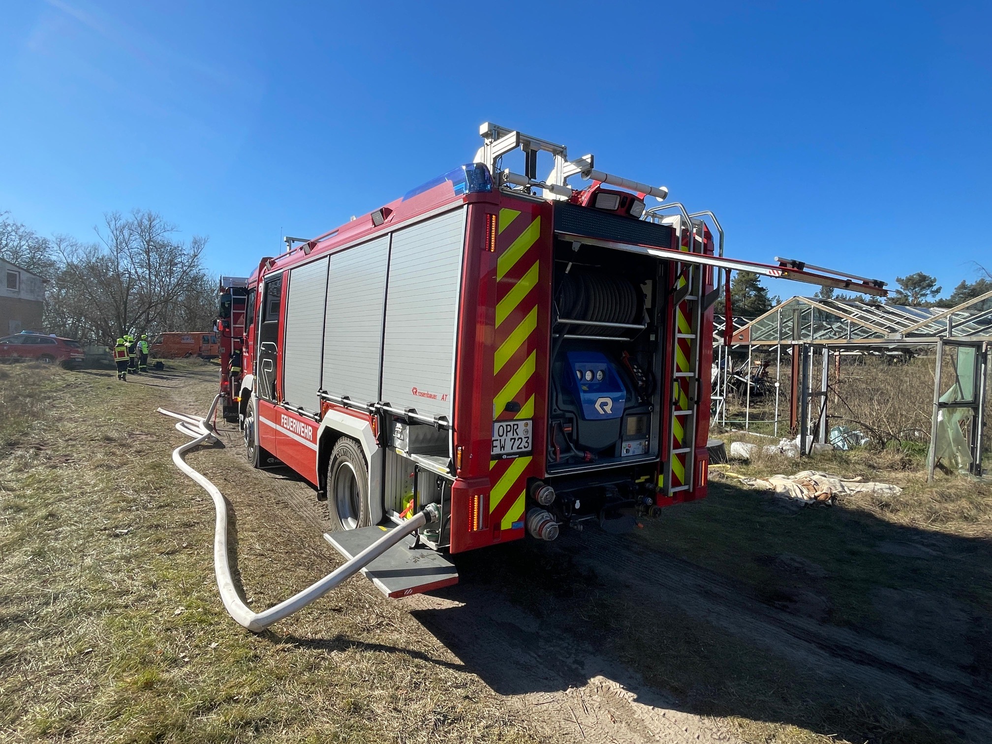 TLF 3000 (FE Dreetz) versorgt die Einsatzkräfte mit Löschwasser. 