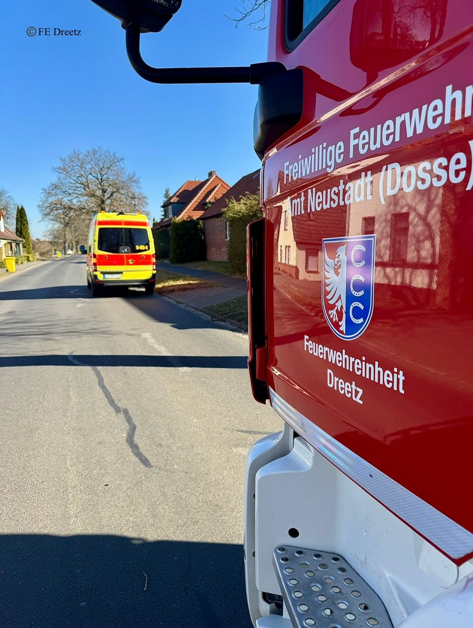 2 Kameraden haben dem Rettungsdienst unterstützt. 