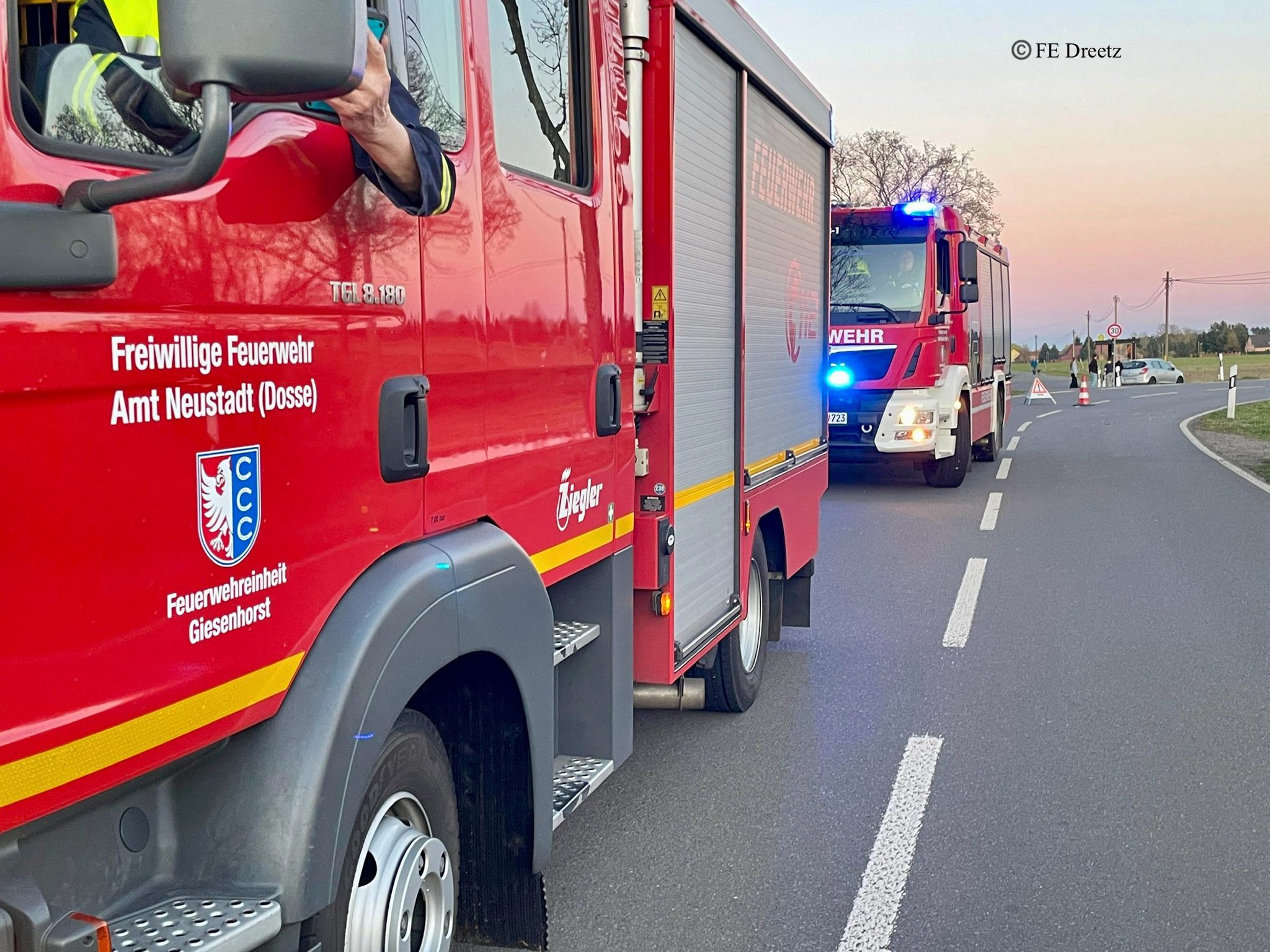Einsatzfahrzeuge am Einsatzort in Giesenhorst.