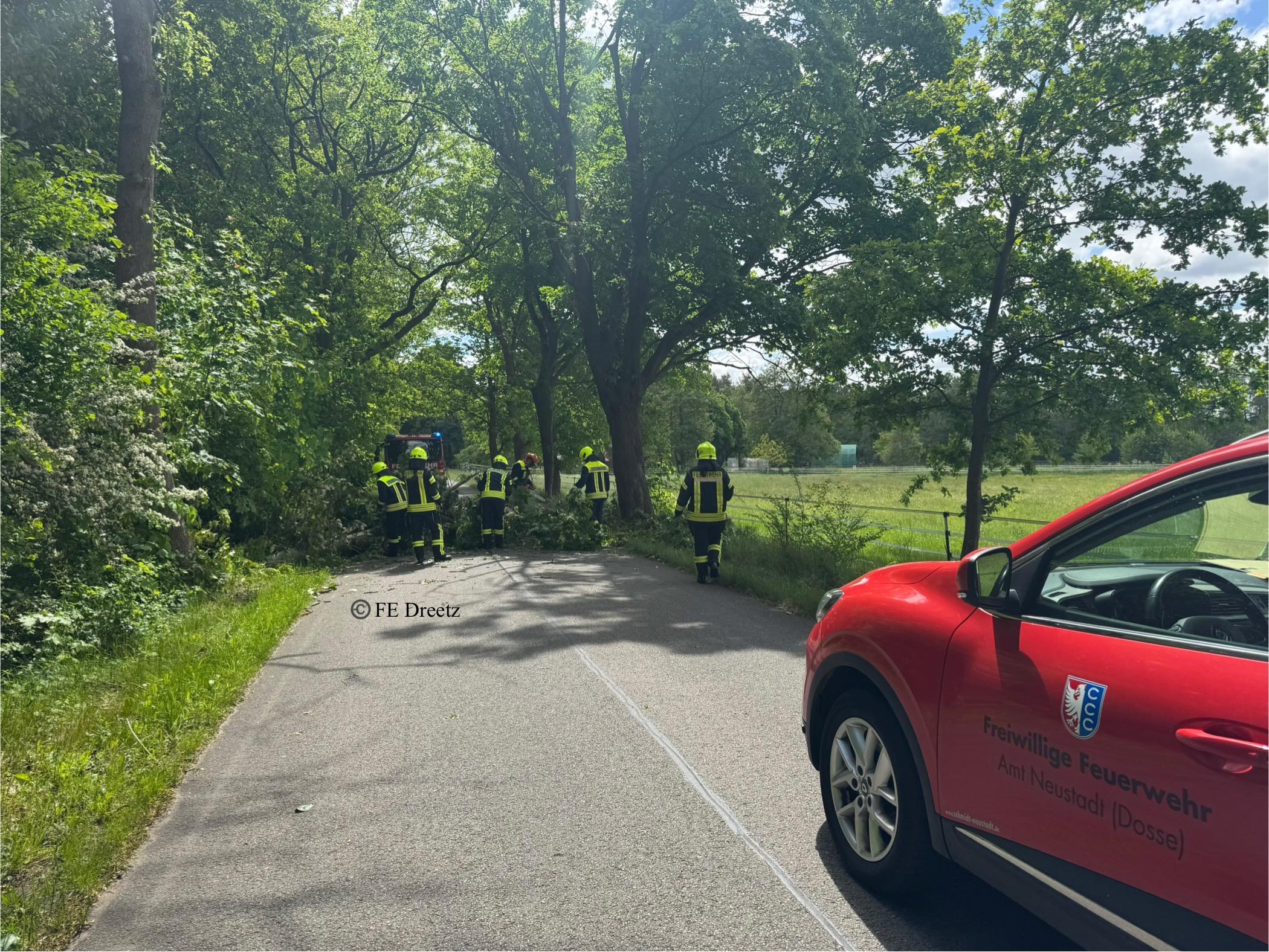im Vordergrund: Kommandoleitwagen (KdoW); im Hintergrund: TSF-W der Kameraden aus Giesenhorst