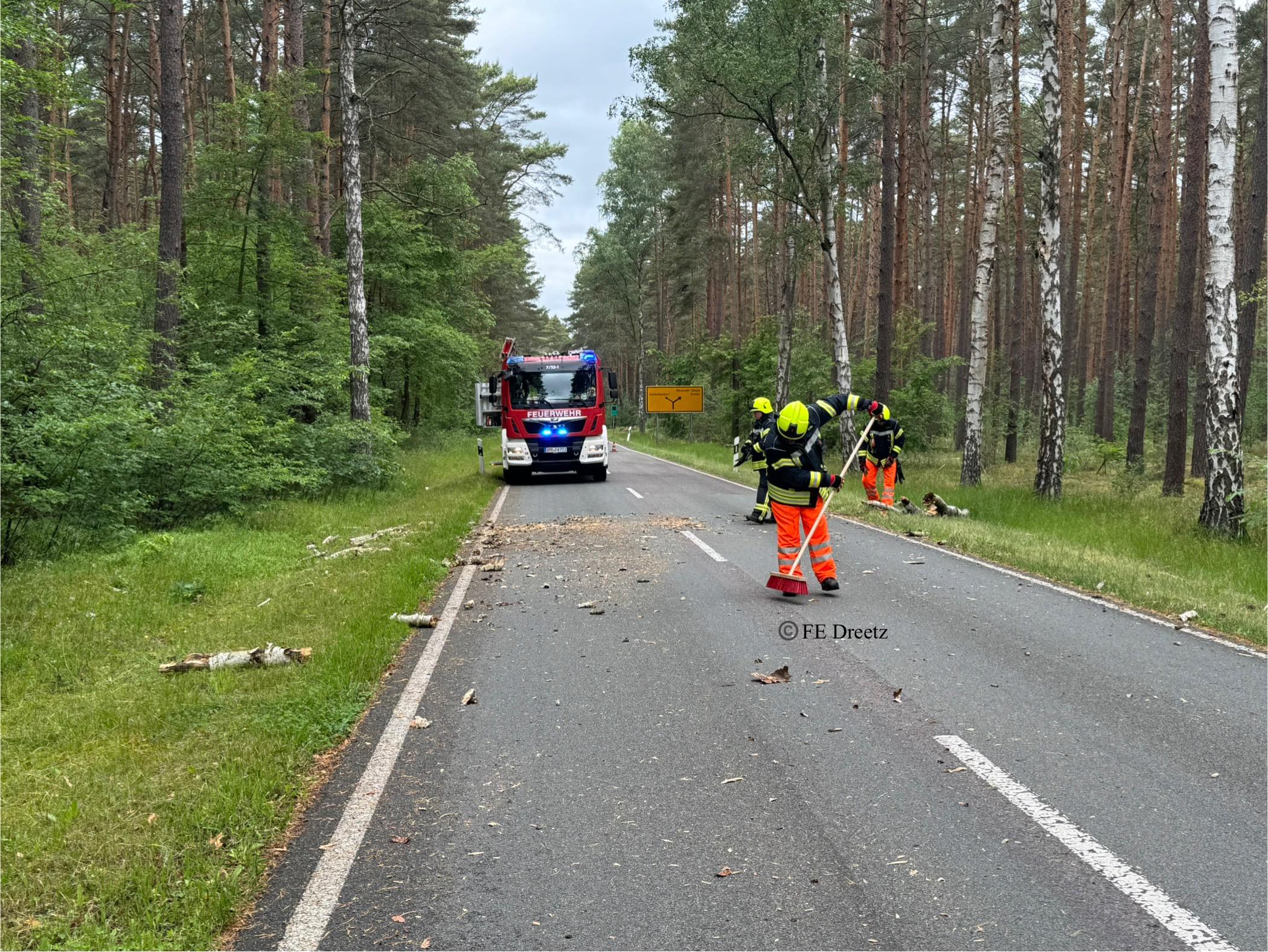 Im Anschluss wurde die Straße noch von groben Verschmutzungen gereinigt. 