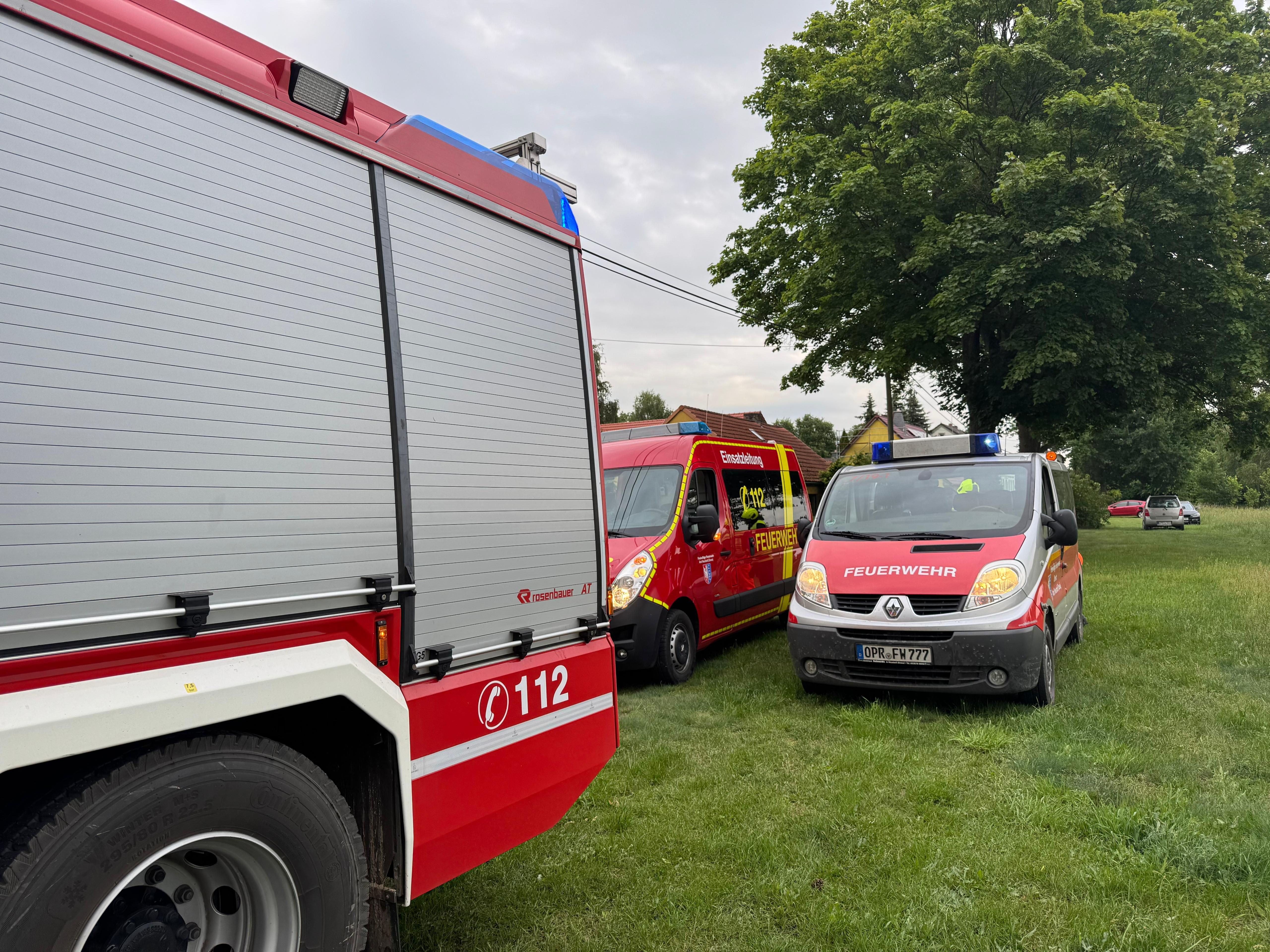 Fahrzeugaufstellung der Einheit Dreetz vor dem Einsatzort.