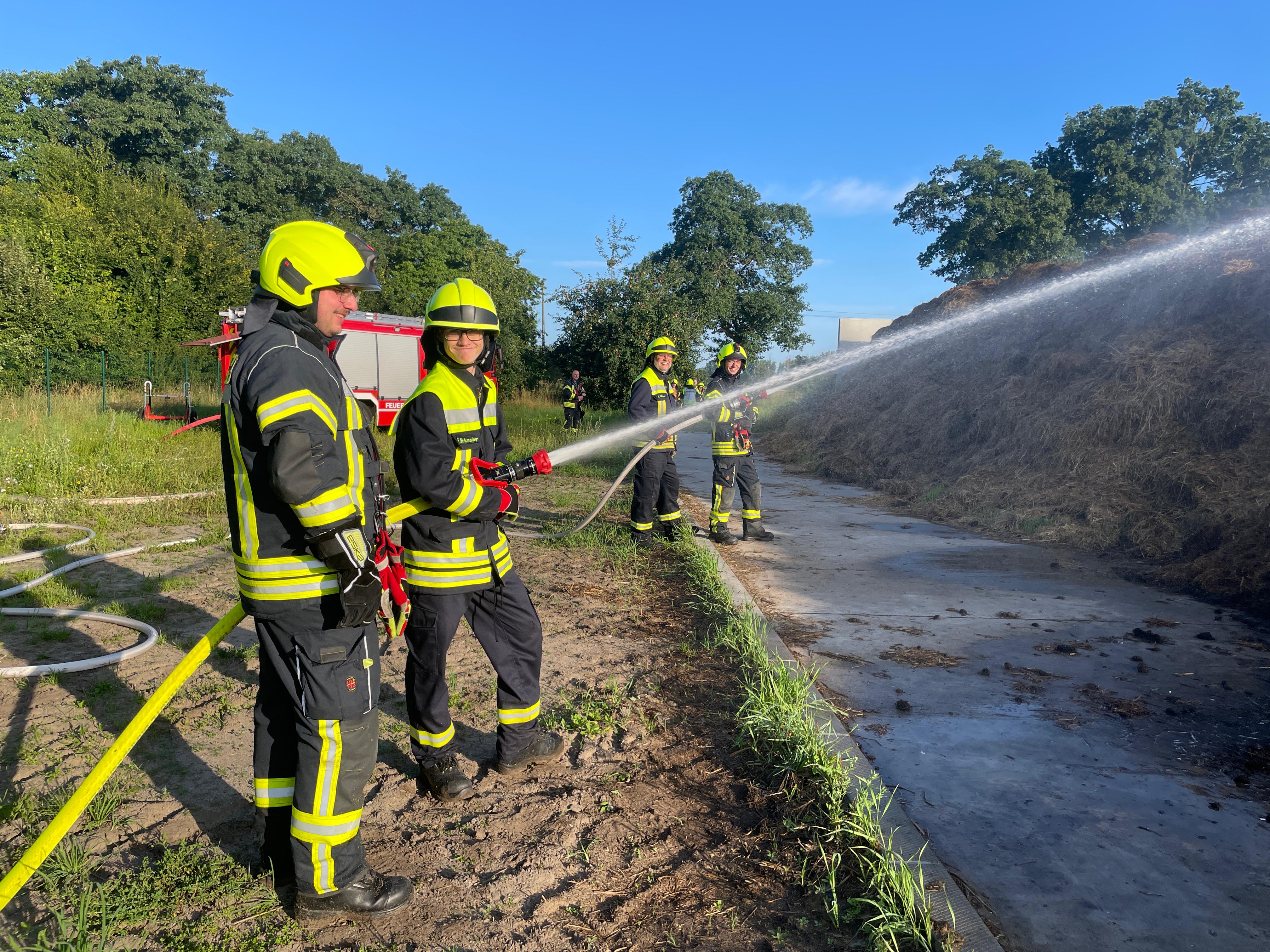 Kameraden beim abkühlen des Misthaufens. 