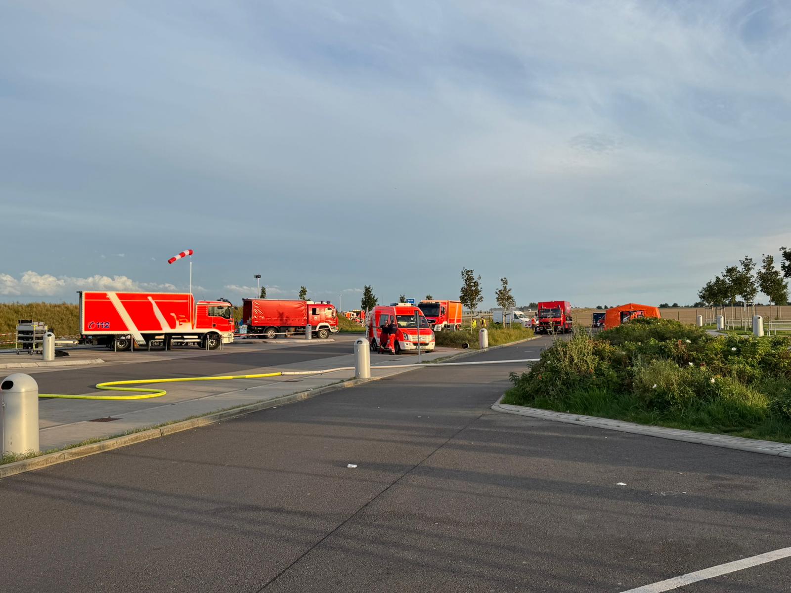 taktische Aufstellung der Einsatzfahrzeuge in sicherer Entfernung zum Unfallort